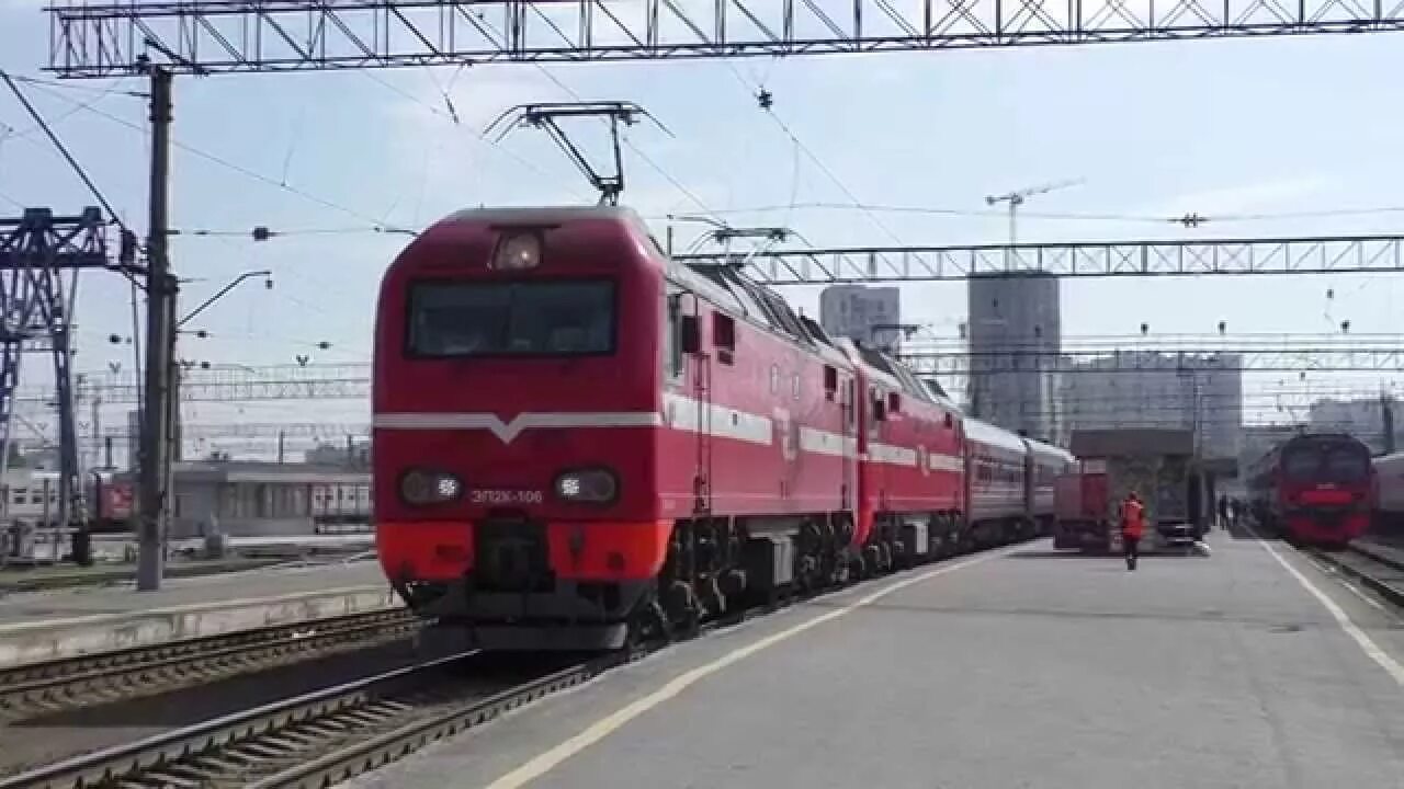 Электровоз эп2к. Фирменный поезд урал 015е екатеринбург москва. Поезд соликамск екатеринбург. Эп екатеринбург. Эп2к 117.
