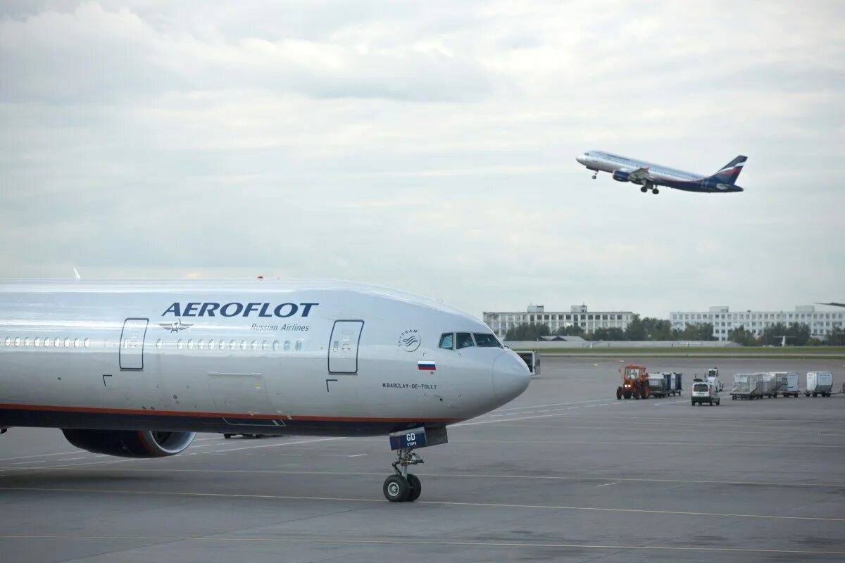 Авиабилеты аэрофлот бангкок. А330 Аэрофлот Пулково. Boeing 777-300er Аэрофлот. Боинг 777 Барклай де Толли. Самолёт Боинг 777-300 Аэрофлот в Пулково.