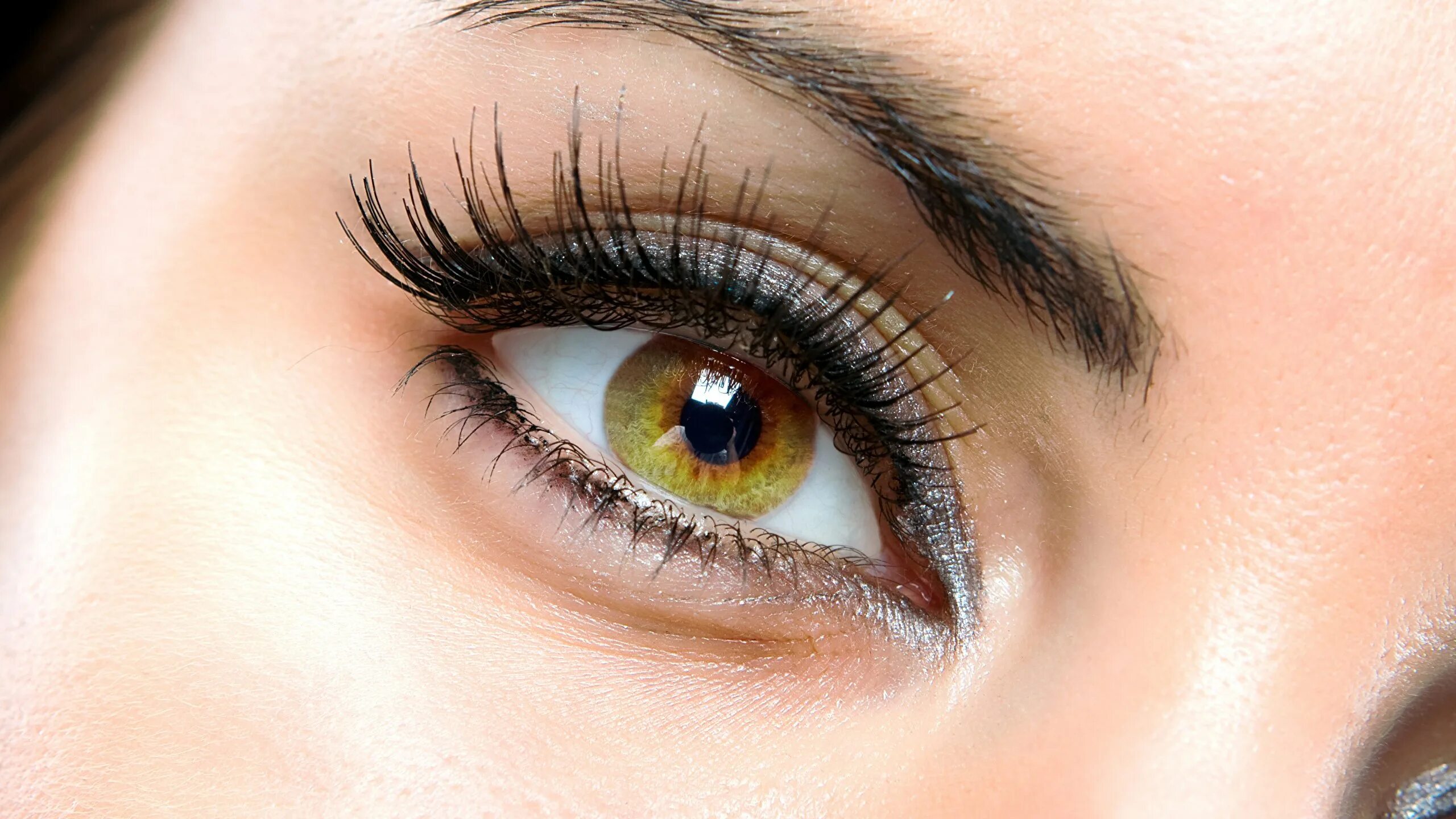 Красивые глаза. Женские глаза. Красивые ресницы. Каре-зеленые глаза.