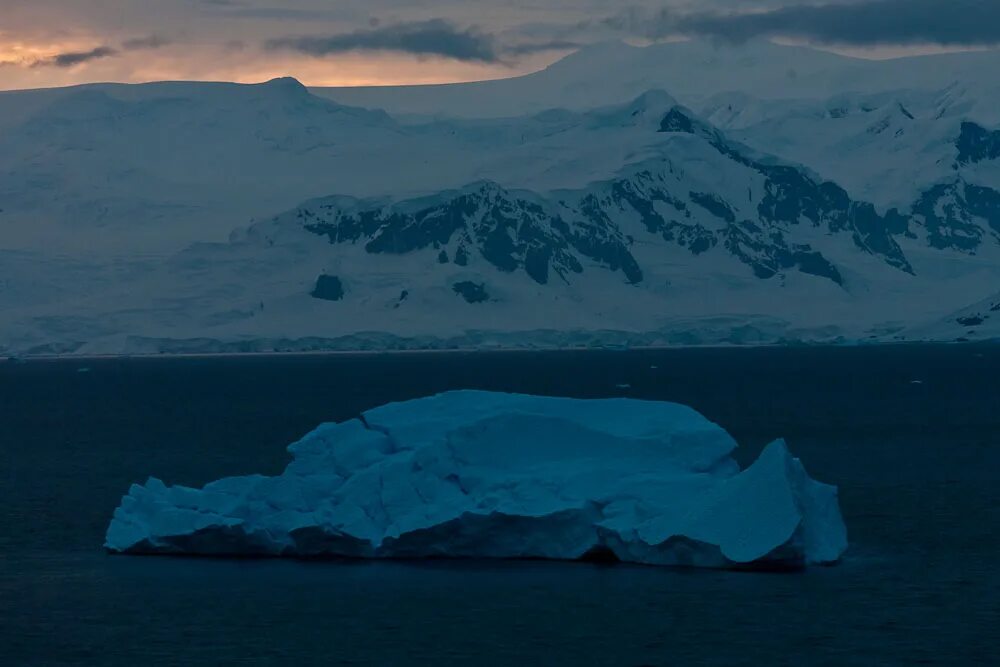 День и ночь в антарктиде. День и ночь в антарктиде. Северный полюс арктика и антарктика. Полярное сияние в антарктиде. Мак-мёрдо антарктическая станция.