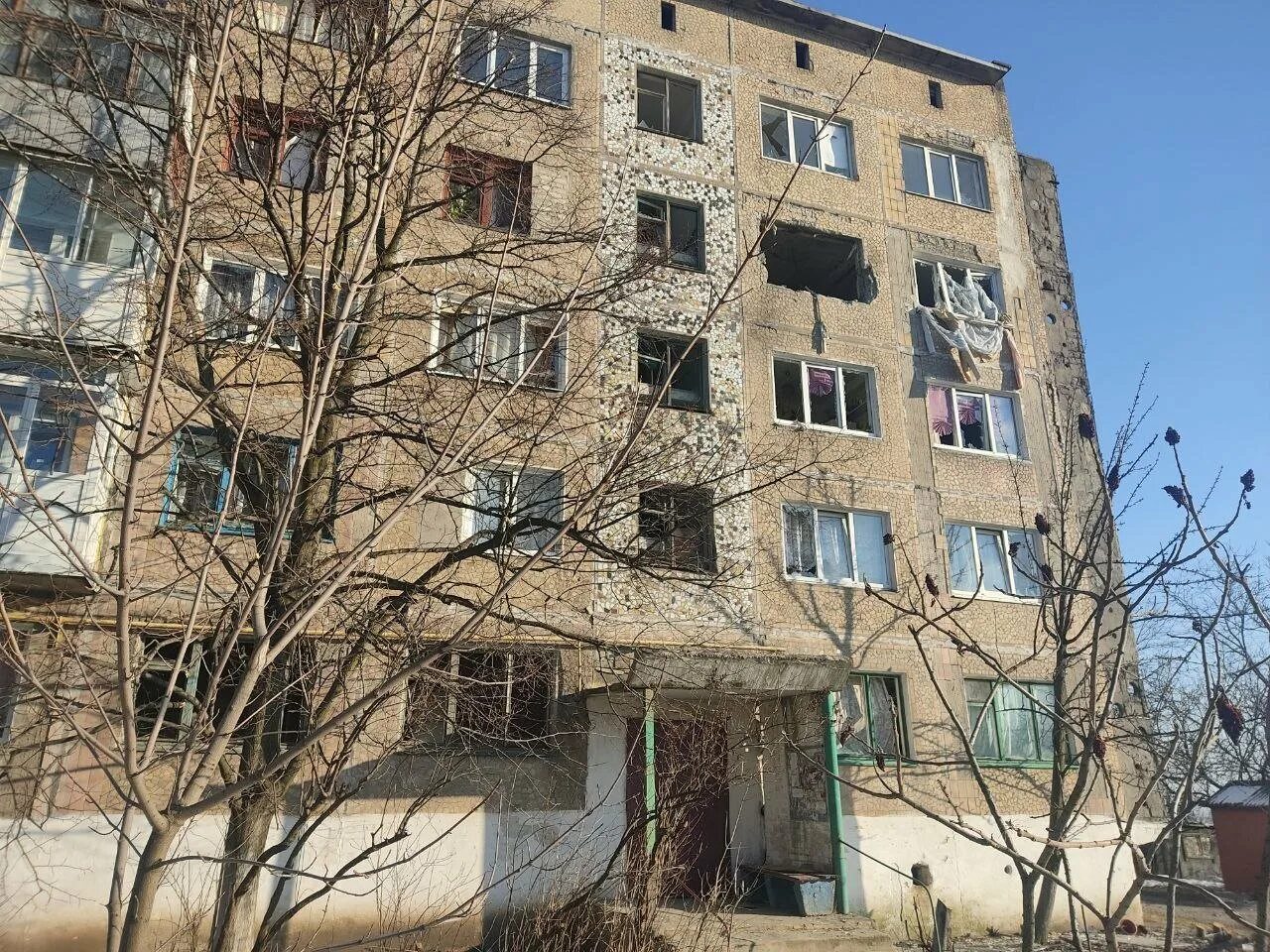 Улица донецкая горловка. Город горловка донецкая область. Украина горловка донецкая область. Аварийный дом. Улица донецкая горловка.