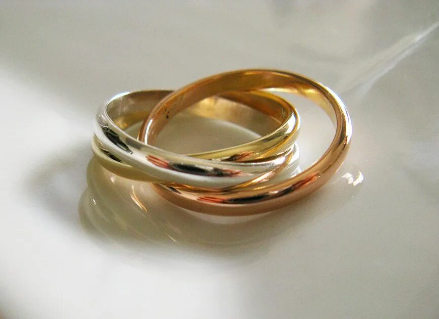 3 кольца 3 конца. Cartier trinity кольцо. Cartier кольцо из 3 колец. Олимпийские кольца в ювелирных украшениях. 3 кольца 3 конца.