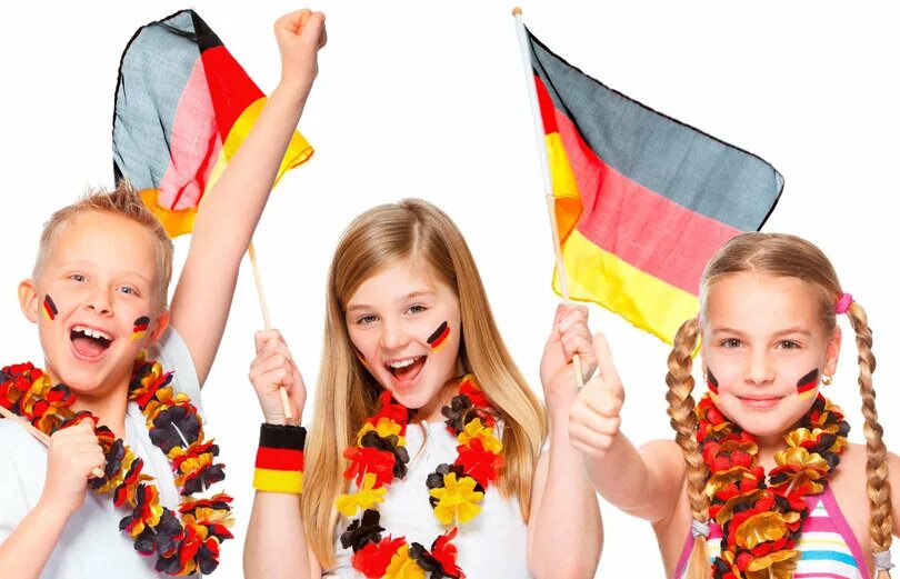 Немецкие дети в россии. Воспитание детей в Германии. Дети с флагом Германии. Традиции воспитания в Германии. Дети изучают немецкий язык.