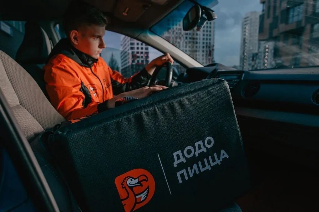 Domino's pizza машины. Курьер доставщик. Курьер пицца. Доставщик еды. Доставщик на авто.