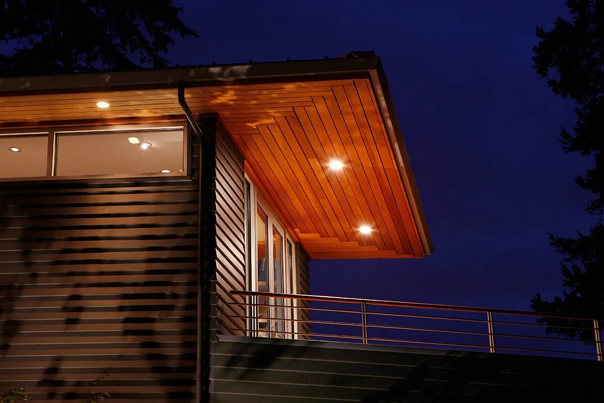 красивый потолок в деревянном доме. свет под дерево. потолок в деревянном доме. интерьер спальни. свет под дерево.