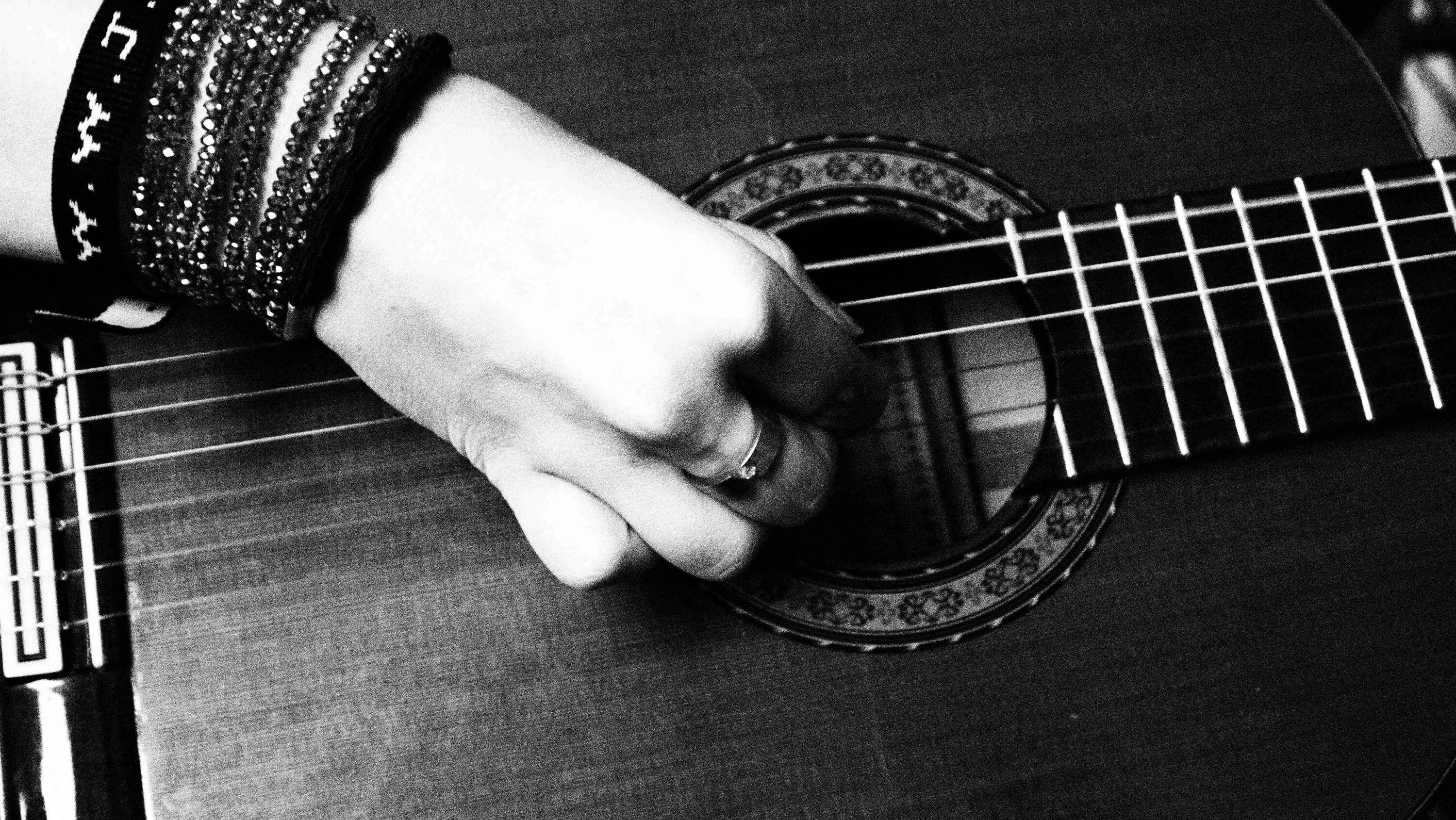 Стало черно белым песня. Гитара. Электрогитара в руках. Электрогитара черно белая. Гитара в руках.