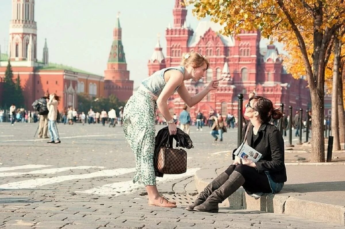 Москва фотки людей. Люди в городе. Люди на улицах Москвы. Люди на улице города. Люди в Москве летом.