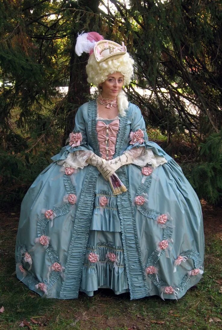 Rococo одежда. Мадам помпадур костюм. платье барокко мадам помпадур. стиль одежды рококо 18 век. рокко стиль 18 век одежда.