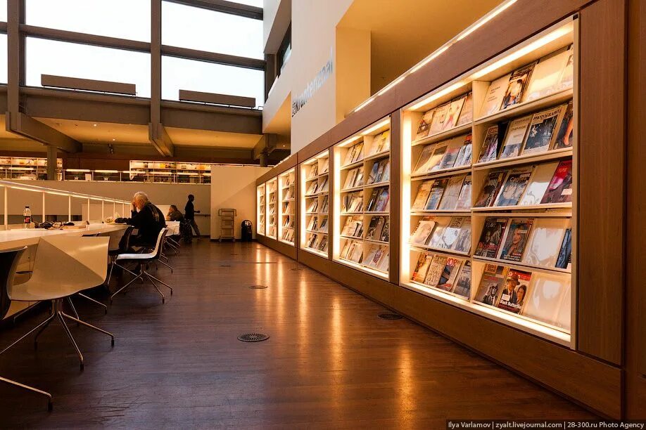 Современное развитие библиотеки. Амстердамская публичная библиотека в Амстердаме. Публичная библиотека Амстердама здание. Современная библиотека. Европейские библиотеки.