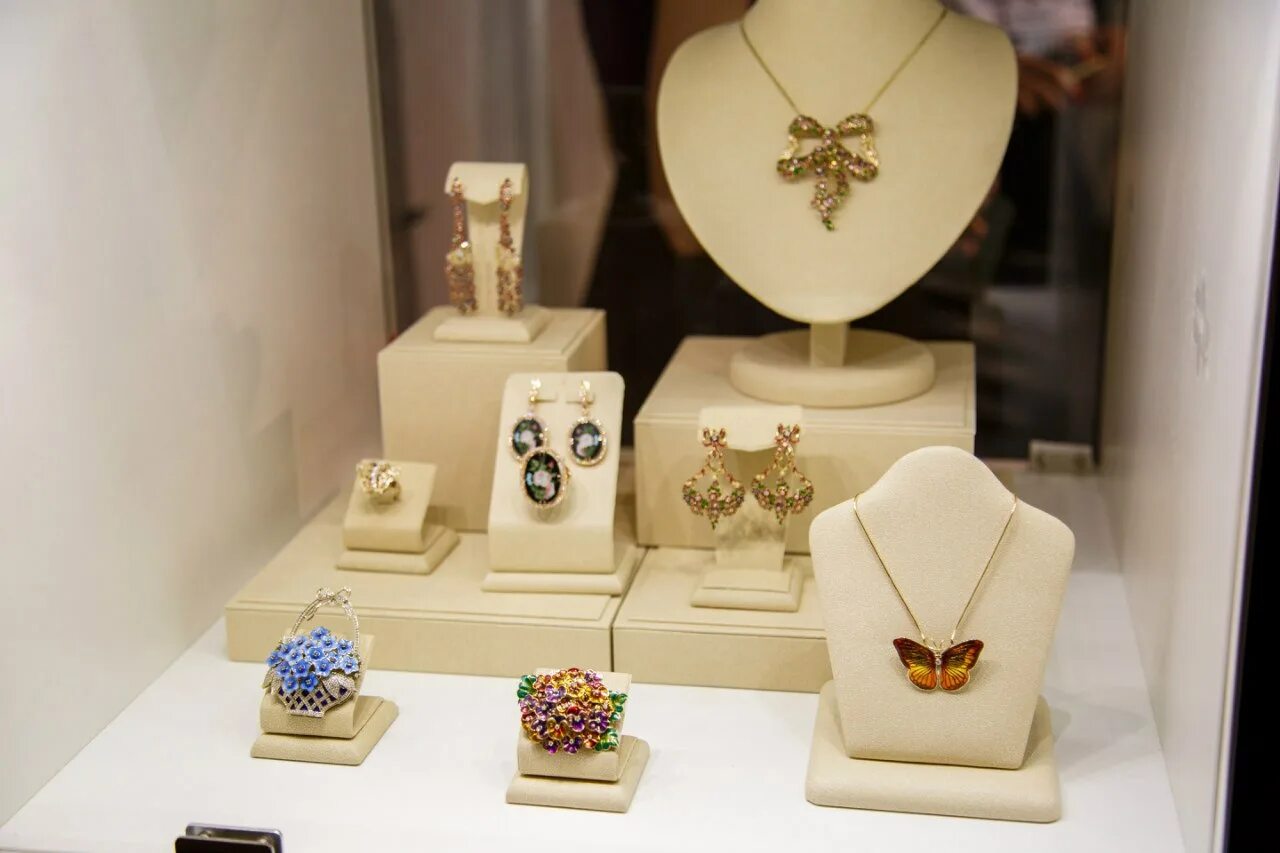 Самоцветы камни выставка. Самоцветы ювелирный салон самоцветы. Тц самоцвет. Он и она магазин воронеж каталог. Самоцветы воронеж ювелирный.