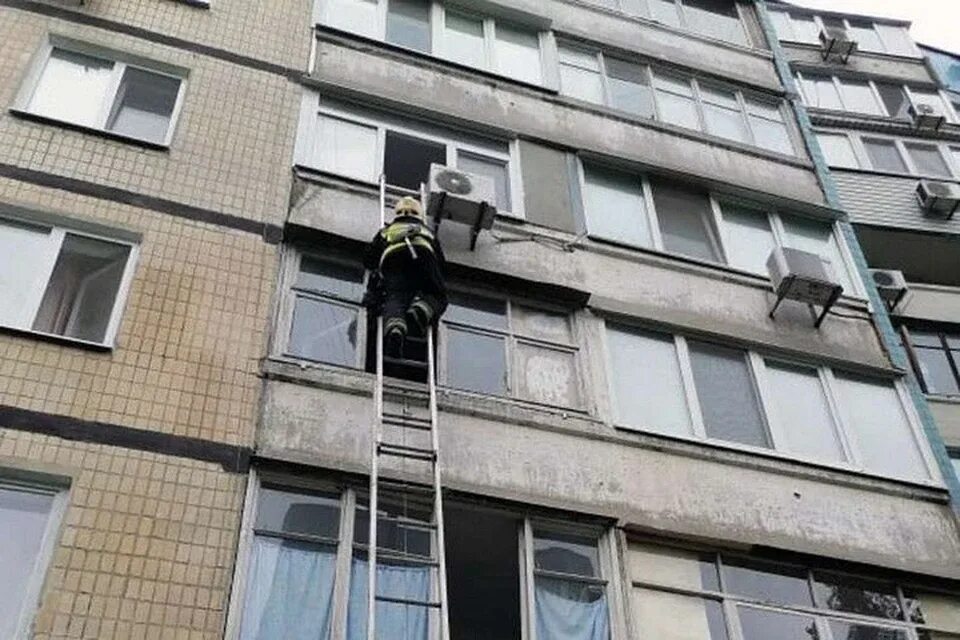 Выйти через балкон. Спасатели балкон. ребенок на балконе. эвакуация через открытого балкона. мама запирала на балконе.