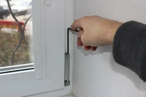 Просела створка окна