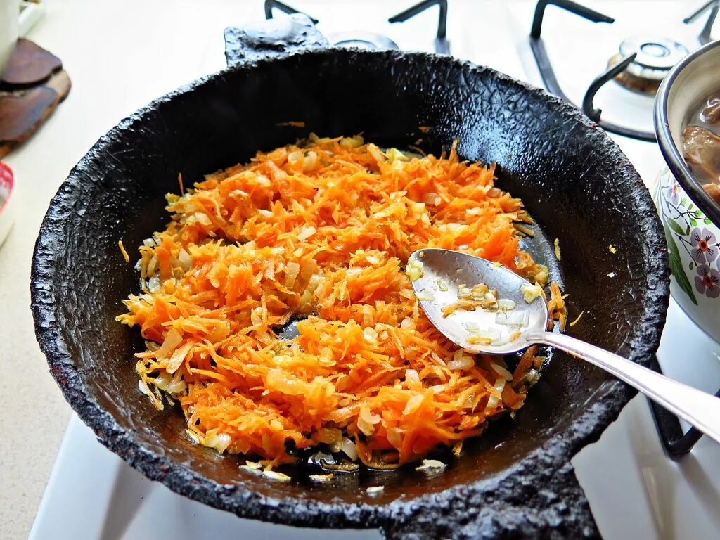 Зажарка для супа. Как правильно сделать зажарку. Борщ в кастрюле вид сверху. Пассировка лука и моркови. Сухая зажарка.