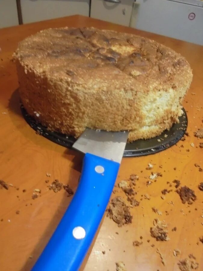 Почему трескается торт. Торт нарезанный бисквитный. Приспособа для разрезания коржей бисквита. Разрезать бисквит на коржи. Нож для торта для коржей.