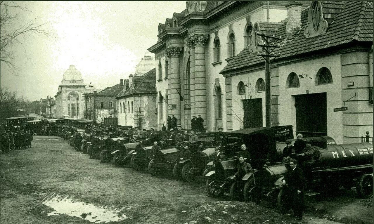 Улицы 1930 х годов. Конюшни Леона Манташева. Конюшни Манташева в Москве. Особняк и конюшни л. а. Манташева. Конюшни Леона Манташева старые фото.