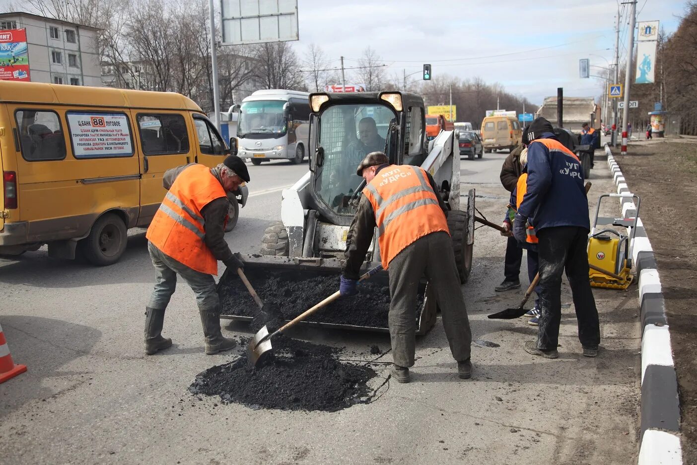 Дорожный рабочий. Дорожные работы. Ямочный ремонт дорог. Дворовые дорожные работы.