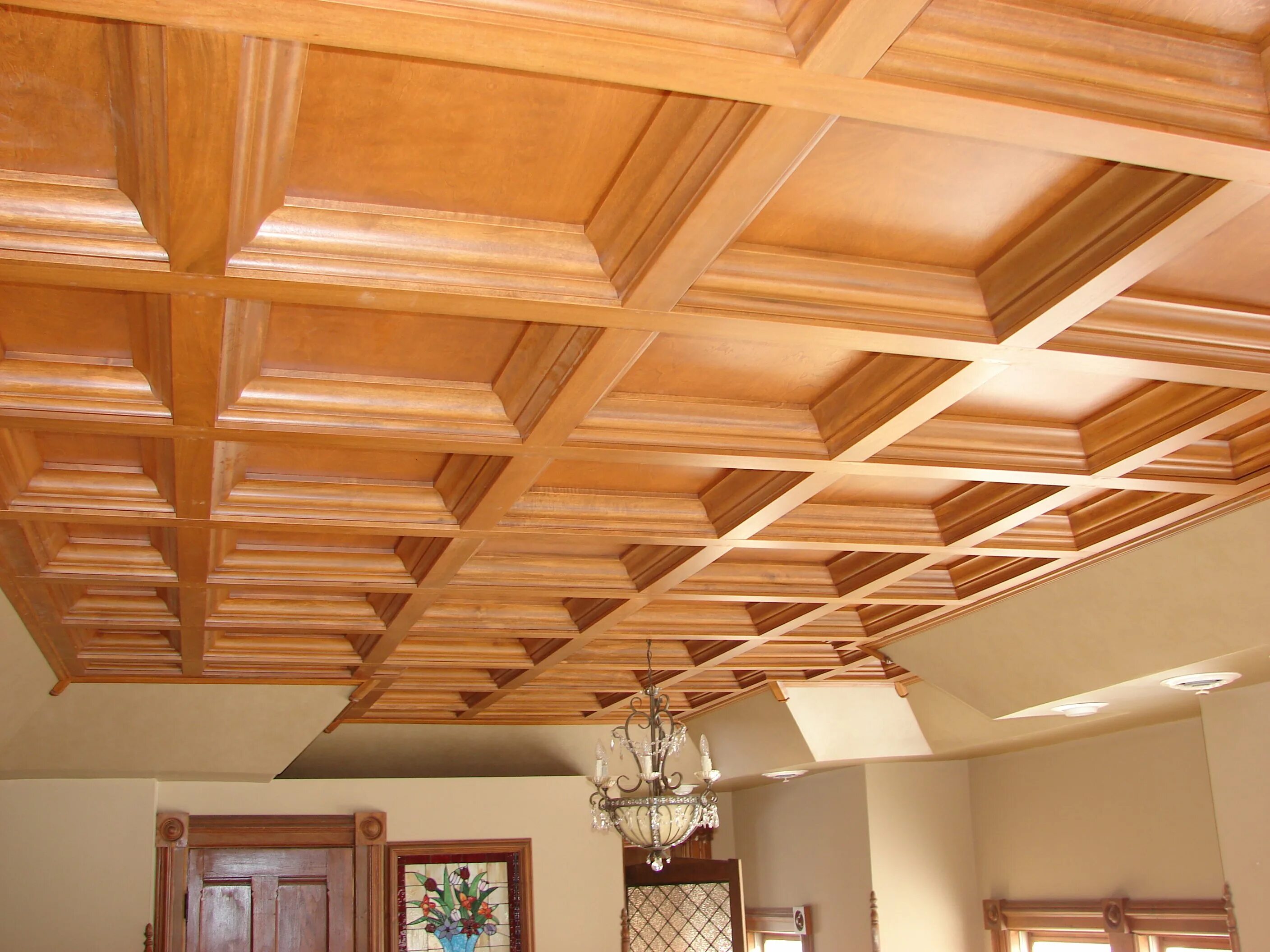 Деревянный потолок купить. Кессонный потолок на мансарде. Деревянные потолочные панели. Деревянный потолок. Красивые деревянные потолки.