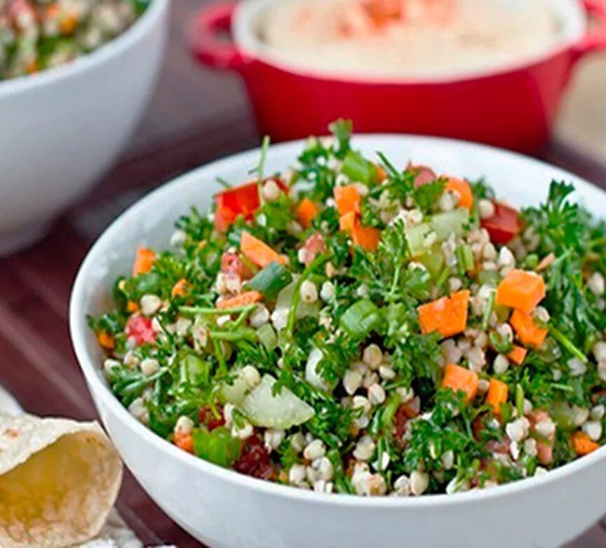 Салат с зеленой гречкой пророщенной. Салат из пророщенной зеленой гречки. Зелёная пророщенная гречка с авокадо. Пророщенная гречка рецепты. Пророщенная гречка рецепты.