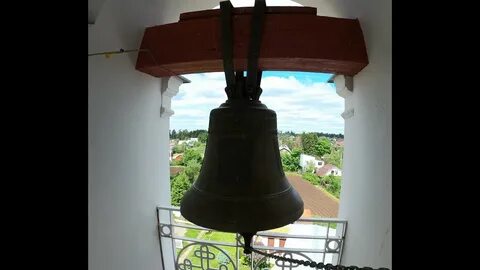 Колокольный звон над землей поет