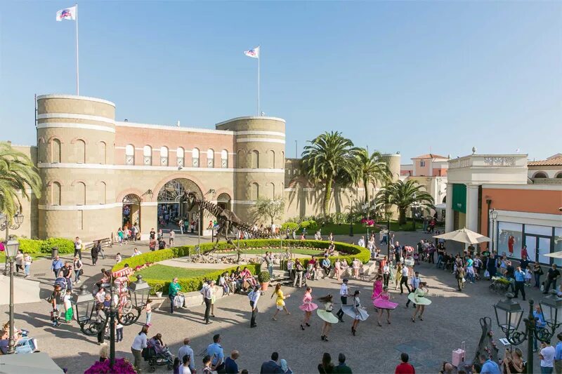 Аутлет в риме. Аутлеты рим. Outlet noventa di piave италия. Аутлет центр около рима с динозавром. Кастель романо аутлет.