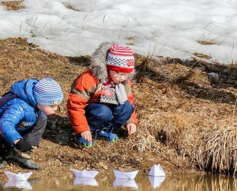 Дети пускают кораблики весной картинки. Дети пускают кораблики весной. Дети пускают кораблики в ручье. Дети запускают кораблики. Дети весной.