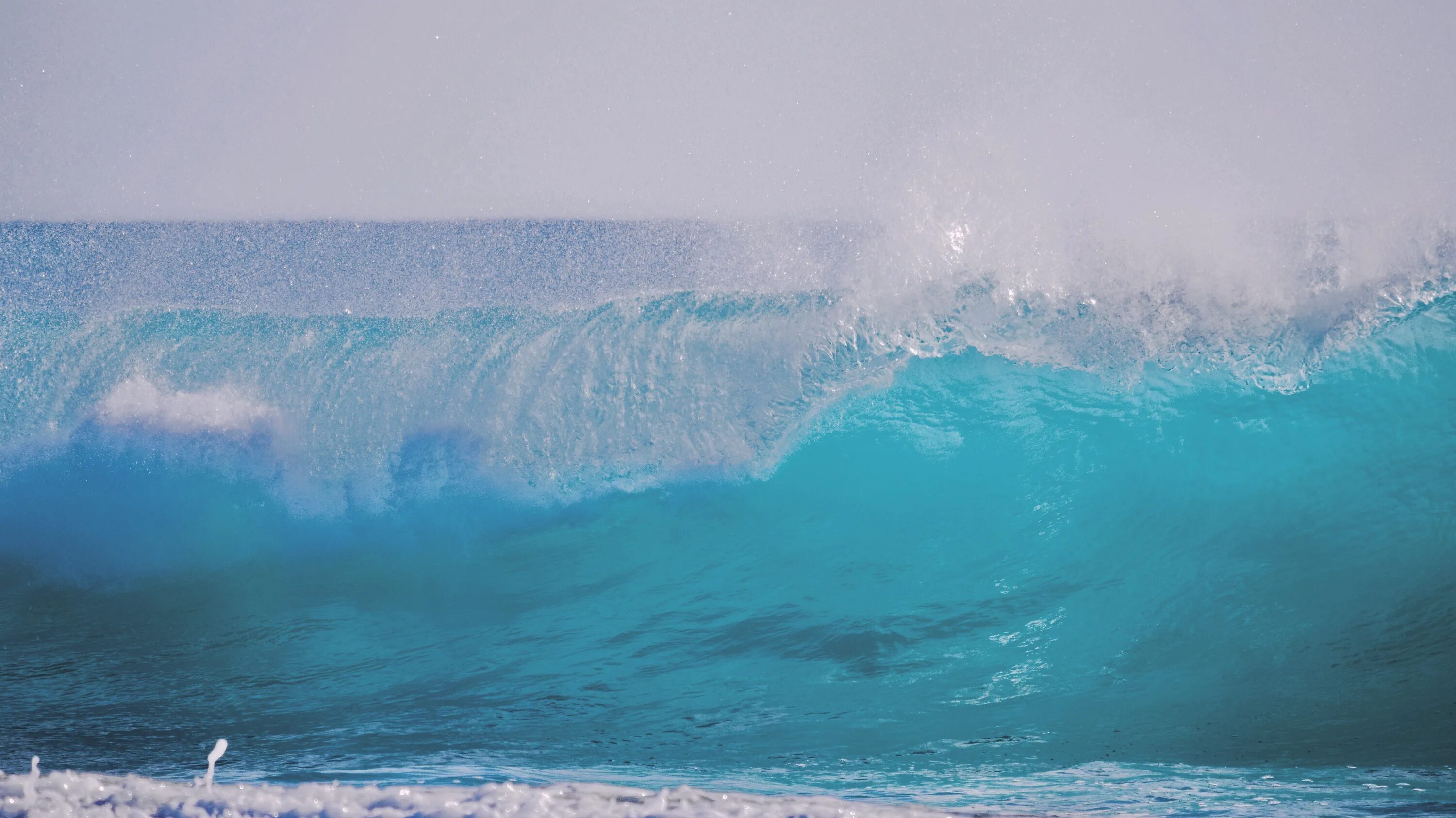Бирюзовое море. Голубая волна. Бирюзовая волна. Волны на воде.