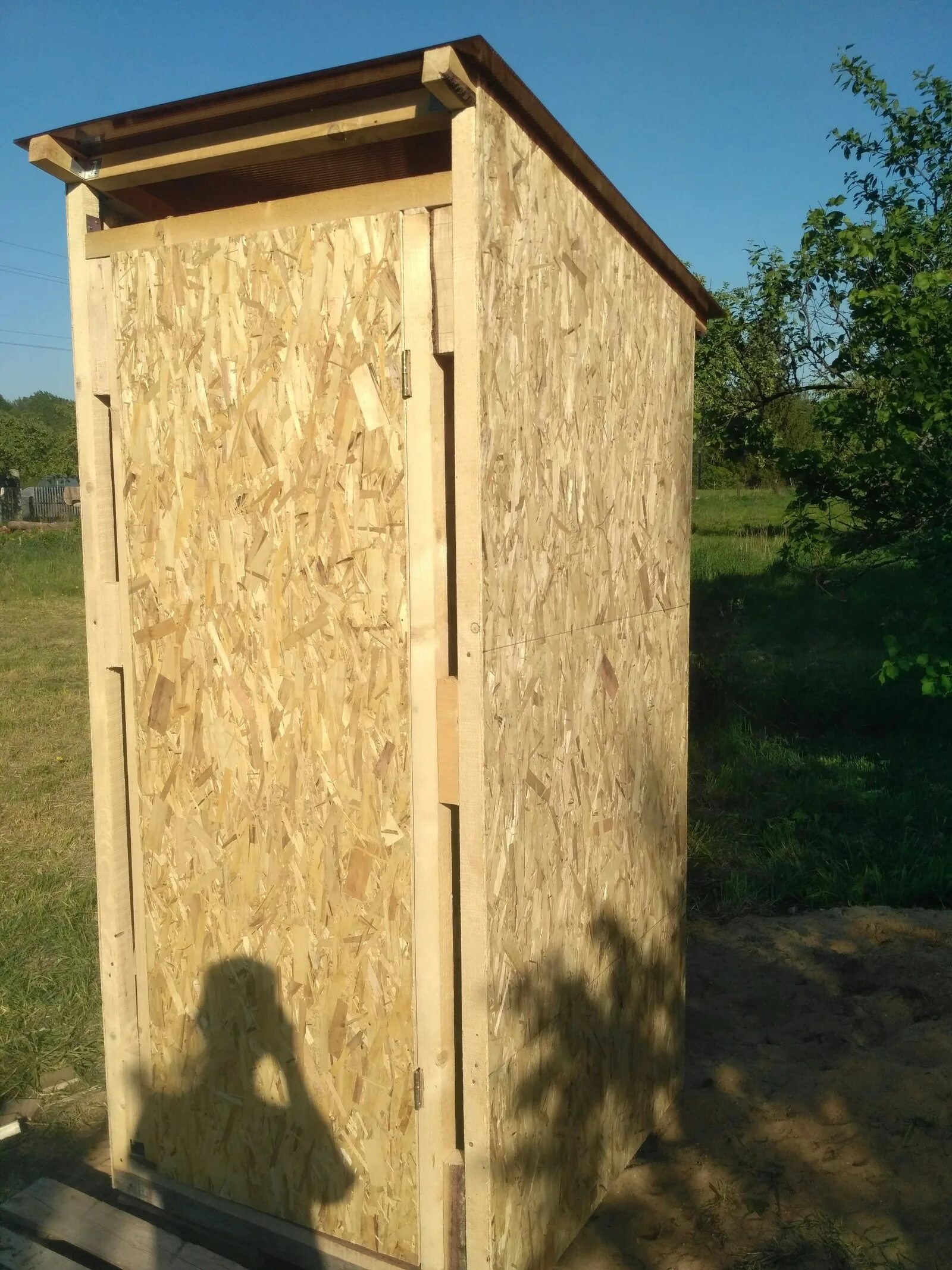 Дачный туалет из осп. Дверь в туалет из осб. Дачный туалет обшитый осб. Туалет из осб. Туалет из осб.