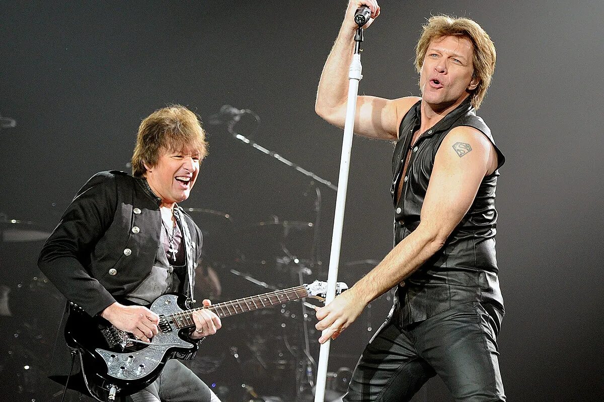 Включи bon jovi. Bon Jovi 2008. Bon Jovi с микрофоном. Bon Jovi фото с концерта. Jon bon Jovi and Richie Sambora 2008.