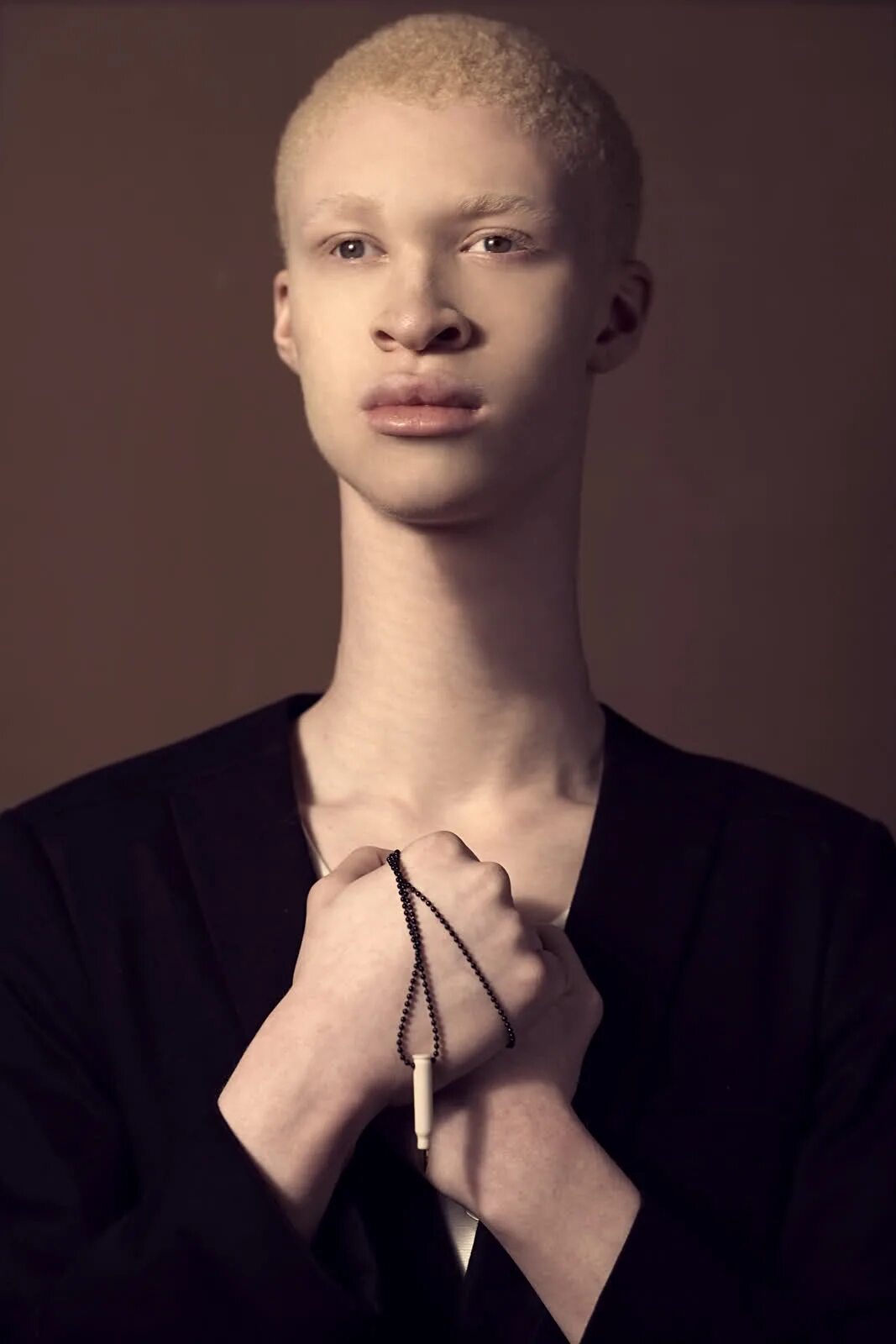 Что самое белое в черных людях. Шон Росс. Саша Смирнов альбинос. Шон Росс альбинос. Модель альбинос Шон Росс.