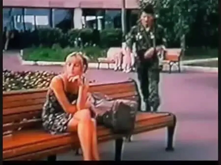 А вдоль реки парнишка с девушкой идет. Деревенская любовь. Девушка у реки. Шумит сосна текст. А вдоль реки парнишка с девушкой идет.