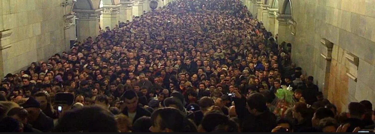 Давка в метро час пик Москве. Час пик в метро в Москве. Толпа людей в метро. Московское метро толпа. Поутру увидел на улице кучки народа