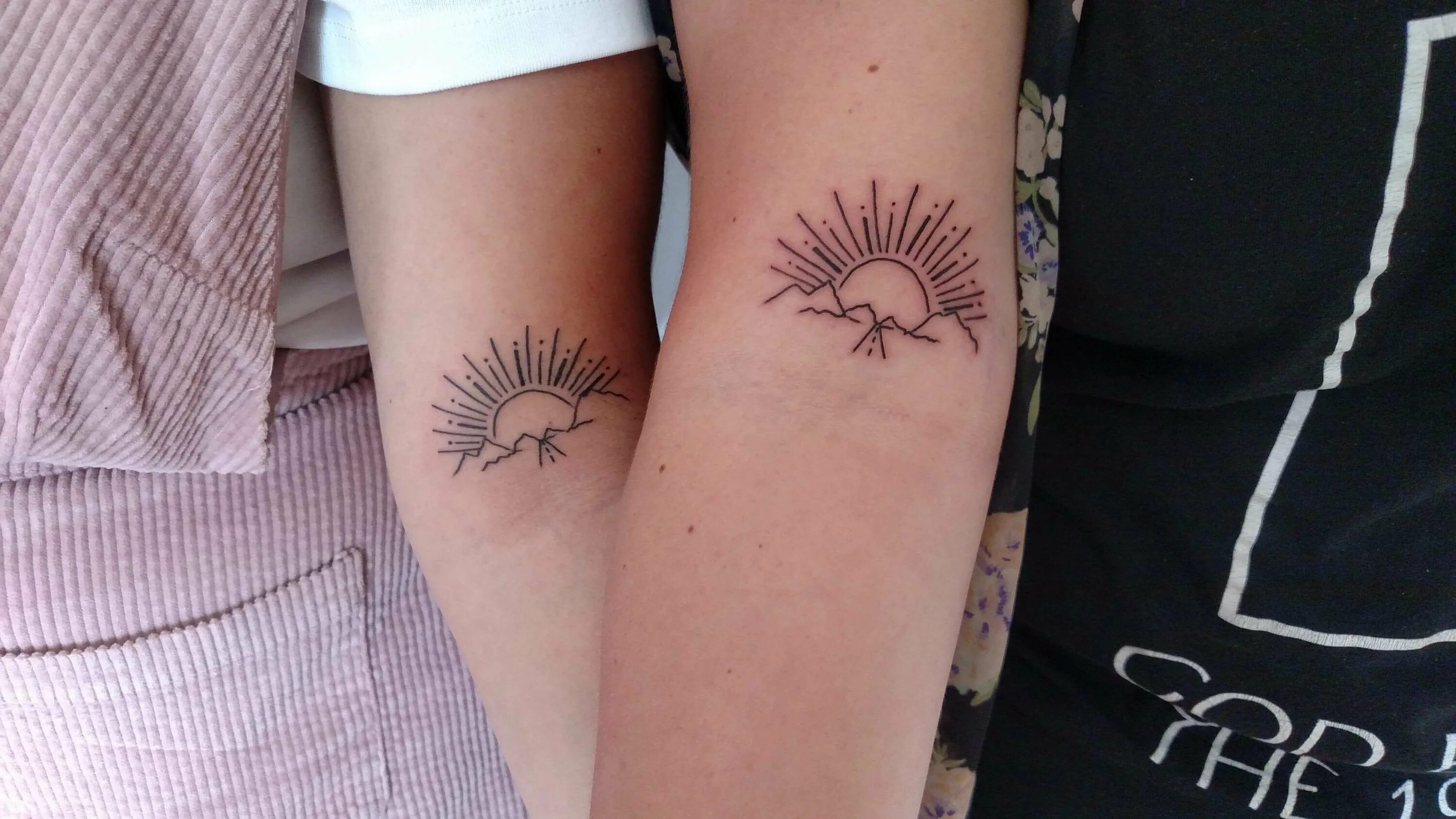 Тату солнце. Татуировка север и солнце. Тату закат солнца. Татуировка восходящее солнце. Тату восходящее солнце.