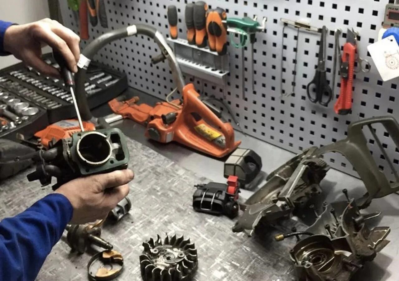 Техобслуживание оборудования. Сервисный центр бытовой техники. Ремонтная мастерская инструменты. Инструмент для автосервиса. Визитки креативные для электро бензо инструменты.