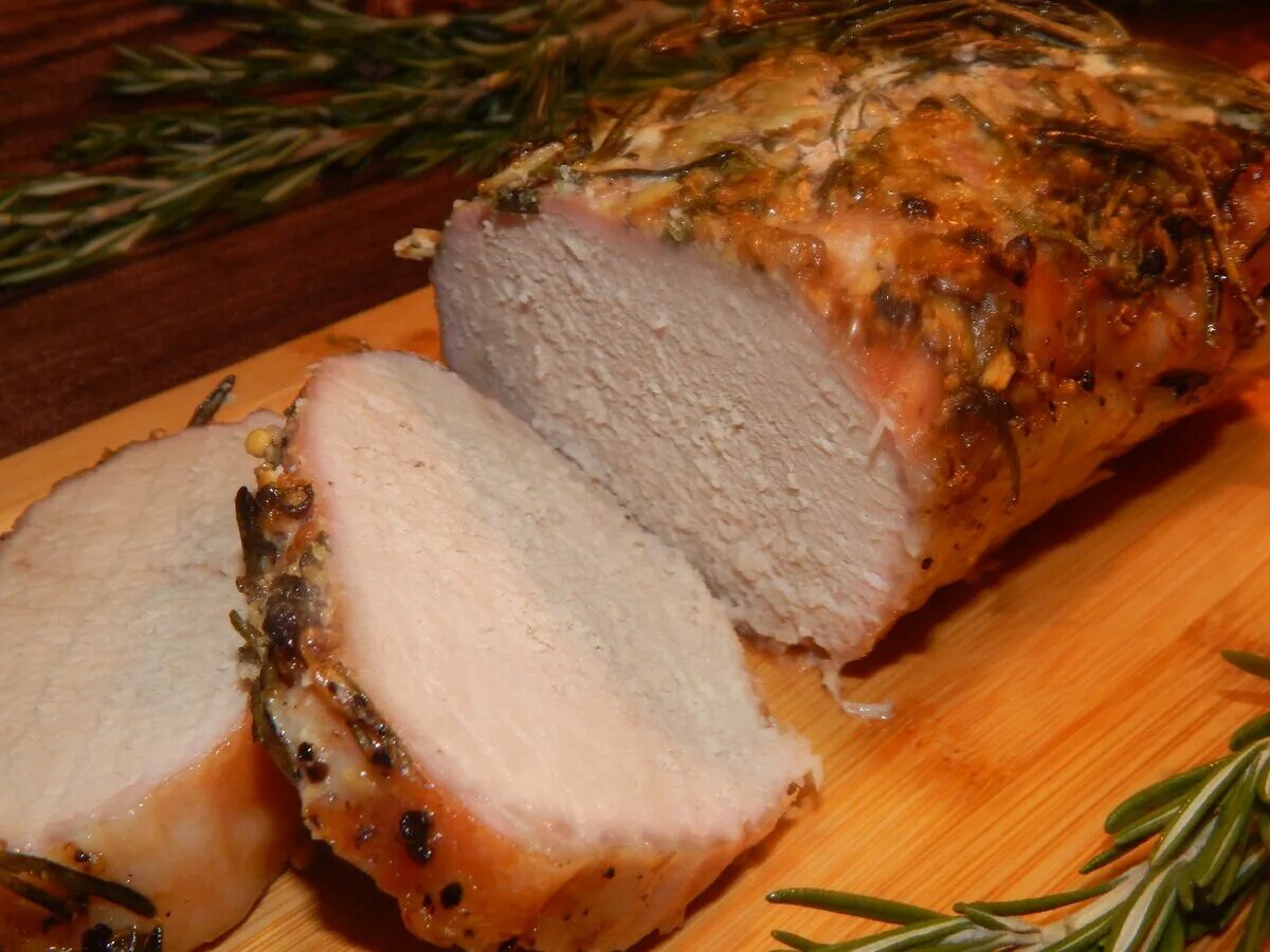 Карбонат и котлета. Рецепты со свиным карбонатом. Баранина с розмарином. Шпигованная свинина карбонат. Карбонат запеченный.