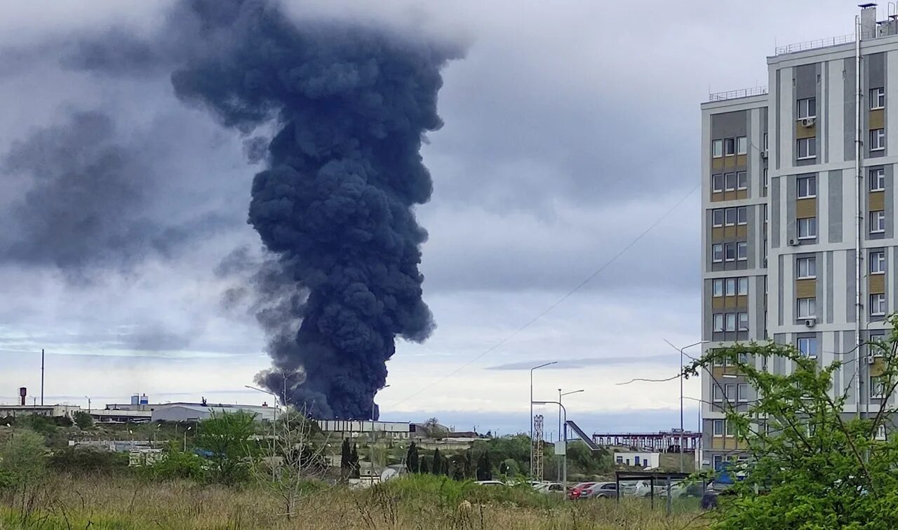 Взрывы в крыму сегодня сейчас. Пожар. Взрыв в Севастополе. Волна взрыва. Взрыв в казачьей бухте Севастополь.