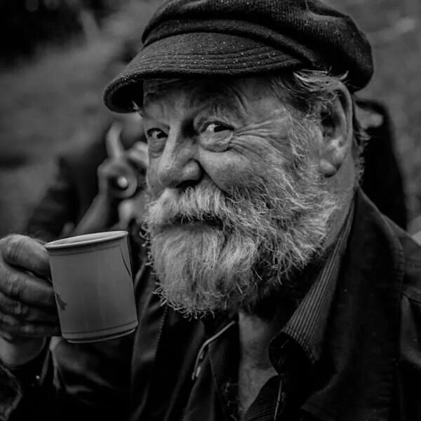 Старик благодаря. Портрет пожилого мужчины. Фотопортрет старика. Добрый старичок. Дряхлый старик.