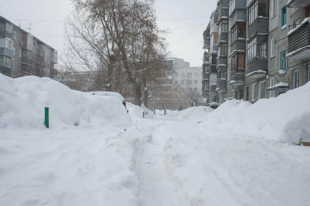 Двор зимой. Сугробы во дворе. Зимние дворы многоэтажки. Снег во дворе. Сугробы раньше