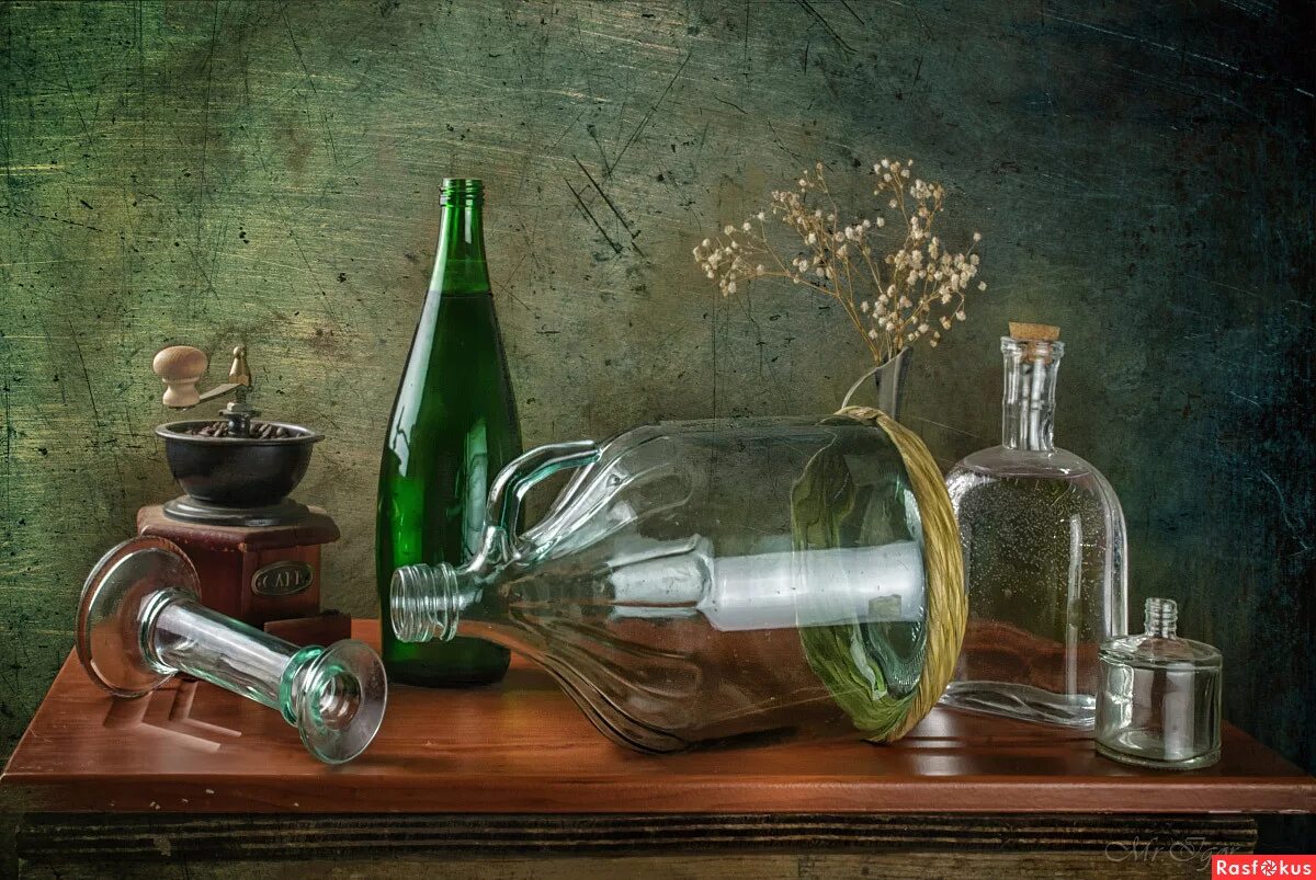 Сон пить водку во сне что. Пьют самогон. Засыпание с бутылочкой. Бутылка сули. Старинная пробка для бутылки.