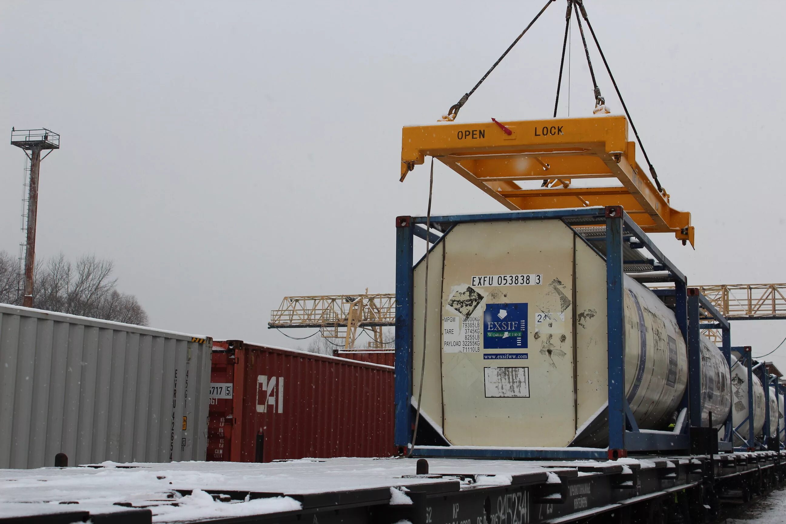 Перегрузка опасных. Танк контейнеры 20 футовые на жд платформе. Утечка нефтепродуктов на жд. Перегрузка 20g. 9g перегрузка.