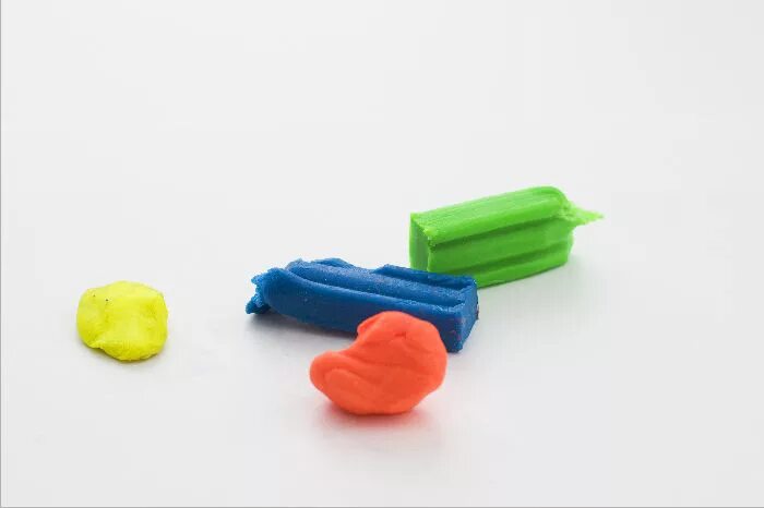 зеленый пластилин. пластилин брусок. красный брусок пластилина. кусок пластилина. тесто для лепки разноцветное.