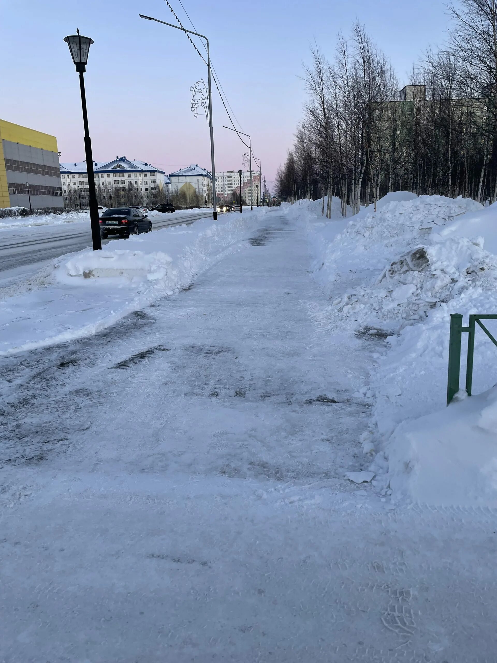 2 июня снег. Снежная 6. Уборка снега города Фрязино. Дороги зимой в городе Радужном возле университета в 6 микрорайоне. Фото уборка снега в городе Радужный.