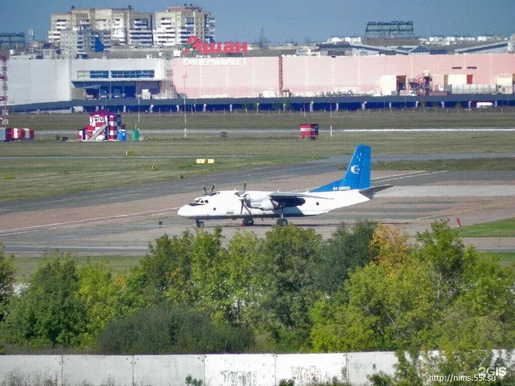 Сколько аэропортов в омске. Аэропорт Омск. Аэропорт Карбышева Омск. Омский аэропорт с высоты. Омский аэропорт фото.