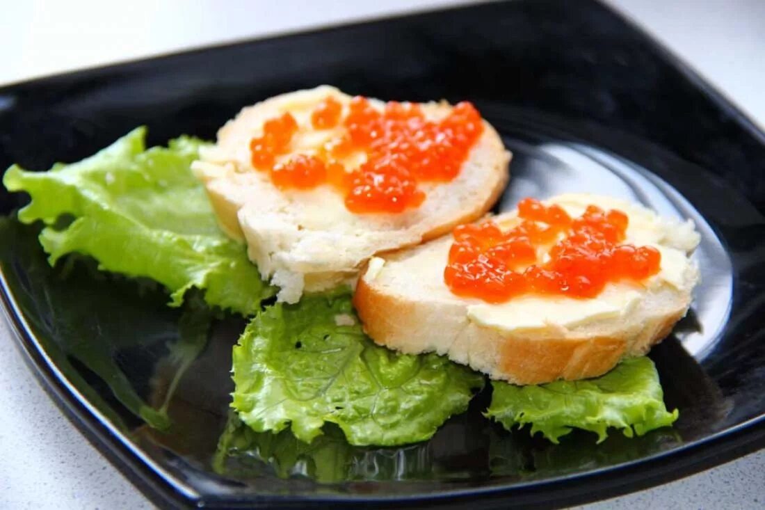 Как вкусно сделать бутерброды с икрой. Бутерброды с икрой. бутерброд с икрой кетовой. бутерброды с икрой зернистой. бутерброд с красной икрой и маслом.