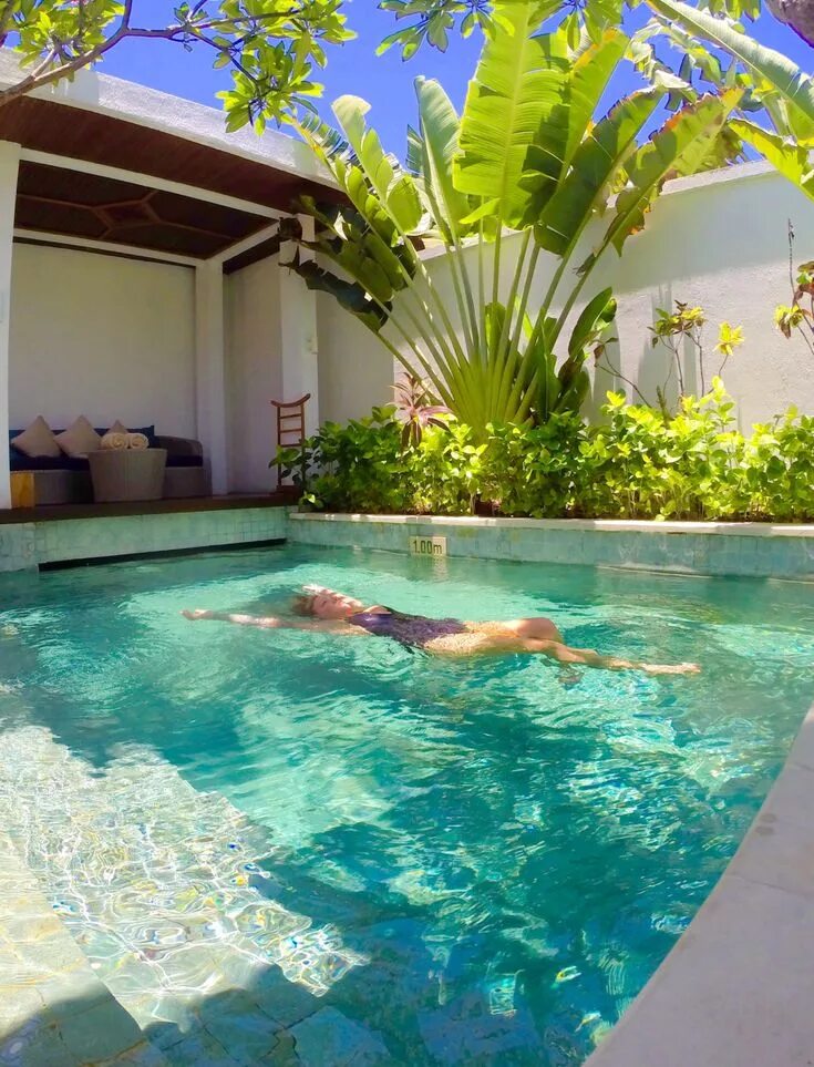 Бали бассейн. Маленький бассейн в тропиках. Дизайн двора с бассейном. Отель на Бали с бассейном.