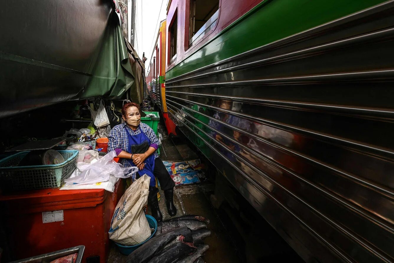 Рынок Мэй Клонг. Мэй Клонг поезд. Рынок в Бангкоке на железной дороге. Железнодорожный рынок в Таиланде. (Maeklong Railway Market). Рынок на рельсах. Тревога в поезде
