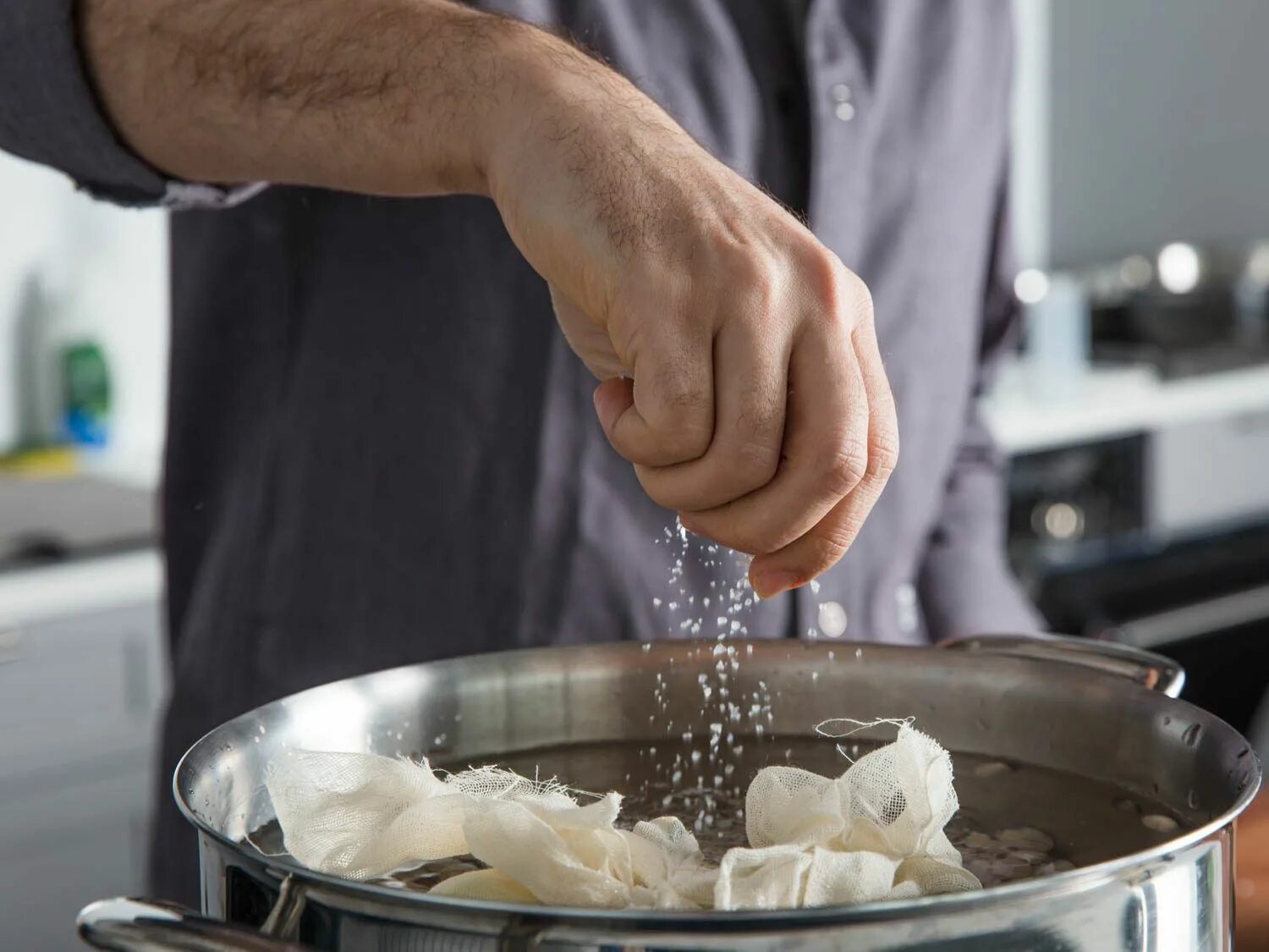 Add salt. Солят еду красиво. Человек солит еду. Cooking Salt. Sprinkling food.