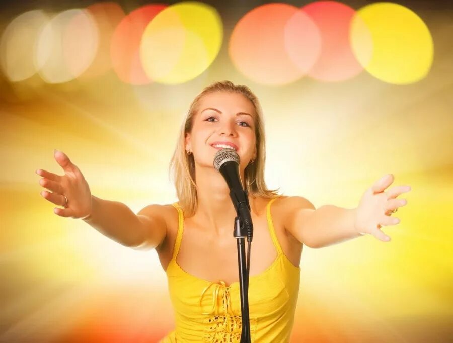 Вк петь. Счастлива девушка поет. Девушка в желтом с микрофоном. Девочка с микрофоном на желтом фоне. Девушка поет на желтом фоне.