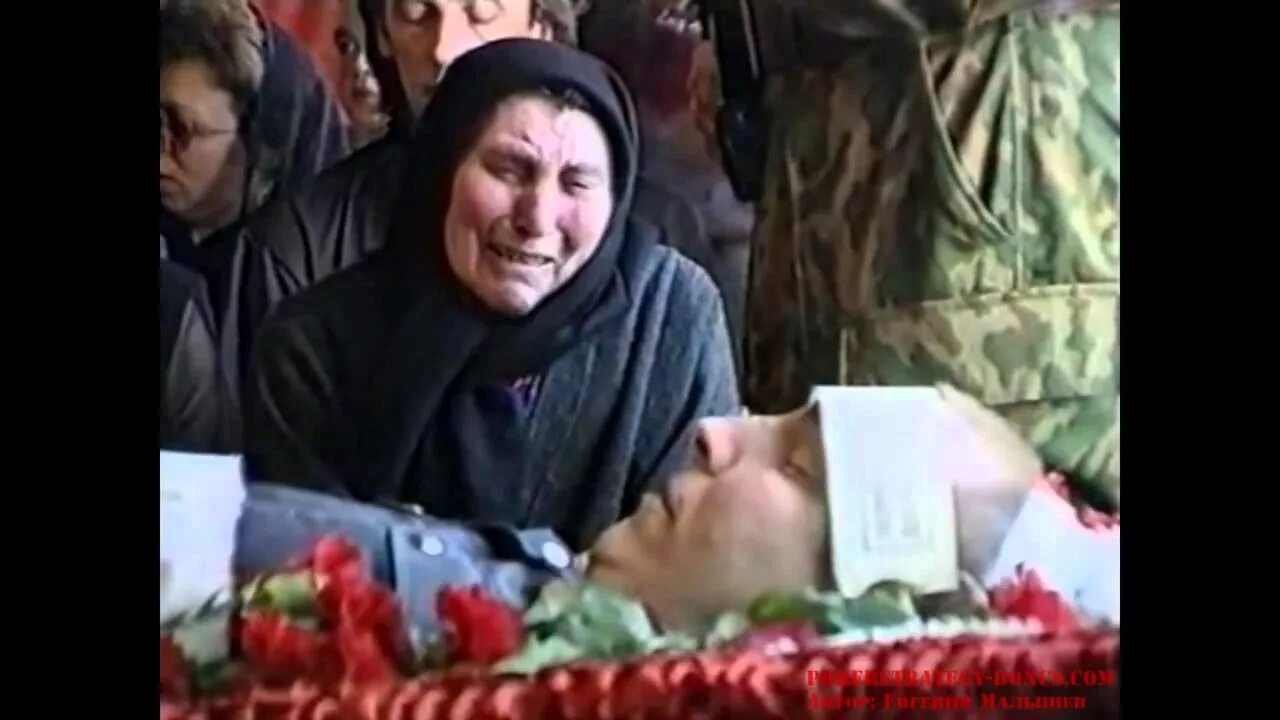 Пришел в солдатском цинковом гробу. Пришел в солдатском цинковом гробу. Солдатский цинковый гроб. Не встретив 1 весну солдат пришел солдатской цинковом гробу. Пришел в солдатском цинковом гробу.