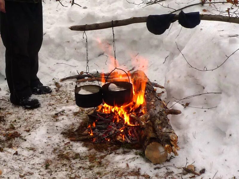 Огонь в ночном зимнем лесу. Ванна над костром. Люди у костра на снегу. Огонь в зимнем лесу. Костер зимой.