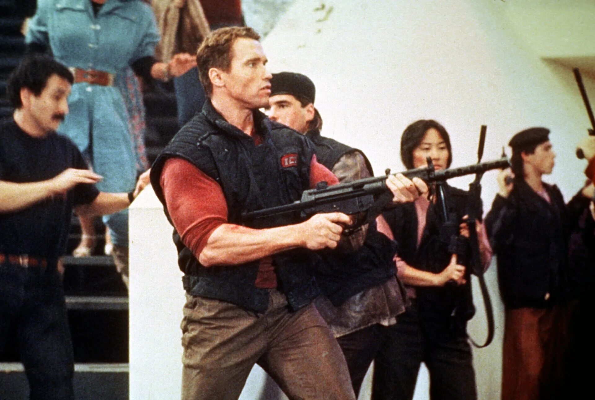 бегущий человек фильм 1987 мария кончита. ф бегущий человек. бегущий человек фильм шварценеггер. бегущий человек фильм 1987 постер. ф бегущий человек.